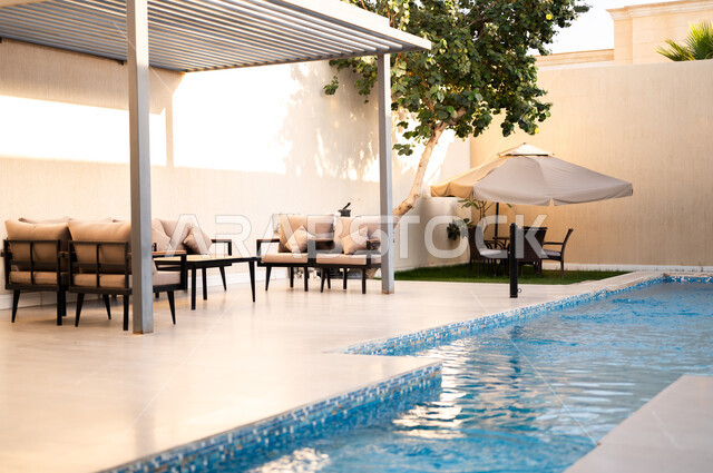 الفن الهندسي المعماري على الطراز الحديث للشقق و الفلل السكنية، تصاميم عصرية مميزة لحوض السباحة، الاهتمام في زراعه الأشجار والنباتات الخضراء في حديقة مجمع سكني فاخر، منتجعات سياحية متميزة