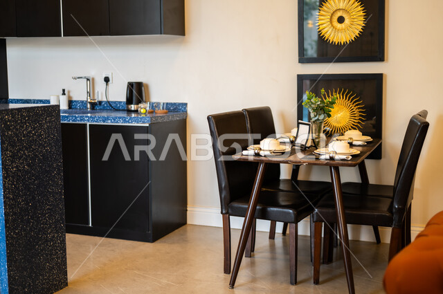 ديكورات منزلية داخلية حديثة لغرفة طعام، غرفة معيشة بتصاميم عصرية فاخرة، ديكورات داخلية، طاولة السفرة، كراسي خشبية، أثاث منزلي راقي، تصاميم وديكورات حديثة، شقق وفلل سكنية