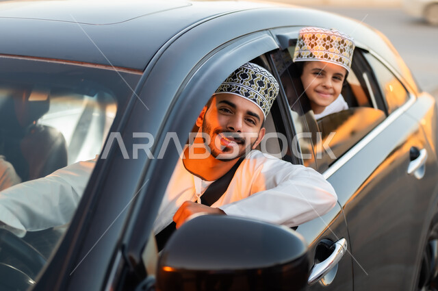 رحله جماعيه عائليه في السياره، دردشه ومحادثات في الطريق، التنزه في شوارع سلطنه عمان بورتريه لعائله عربيه خليجيه عمانيه مكونه من رجل وامرأه وصبي يرتديان الزي العماني التقليدي يجلسون داخل السياره ويلبسون احزمه الامان يقومون بجوله ترفيهيه، ايماءات تدل على السعاده والسرور وقضاء أوقات ممتعه