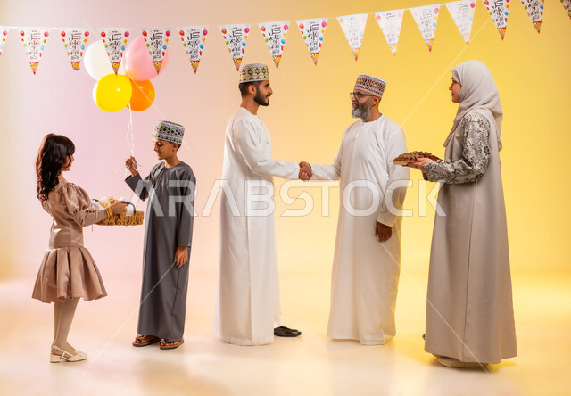 طقوس الاحتفالات والزينة والبلالين، التهنئة والمصافحة بين أفراد الأسرة, أجواء البهجة والسعادة في العيد, بورتريه لعائلة عربية خليجية عمانية تحتفل بالأعياد الاسلامية, تقديم الحلويات التقليدية والمأكولات الشهية, إظهار مشاعر المودة والمحبة العائلية, خلفية ملونة