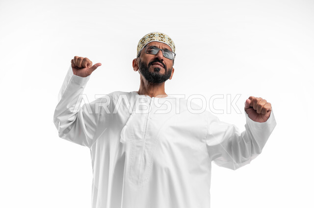 حركة يدين تدل على تمطيط الجسم، بورتريه لرجل عربي عماني شايب يرتدي الدشداشة والكمه تظهر عليه علامات الاستيقاظ من النوم، محاولة التيقظ و التخلص من النعاس، خلفية بيضاء
