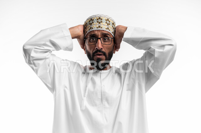 تعابير وجه تدل على حدوث مصيبة ما، بورتريه لرجل عربي عماني شايب يرتدي الدشداشة والكمه يضع يده على رأسه تظهر عليه علامات الحيرة والوقوع في مشكلة، عدم القدرة على مسك زمام الأمور وفقدان السيطرة، خلفية بيضاء