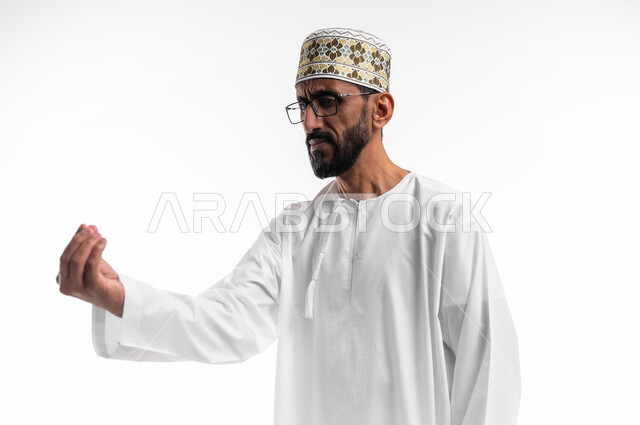 حركة يد تعني خفض الصوت والهدوء، ايماءات وجه ويدين تدل على محاولة تهدئة نقاش حاد، بورتريه لرجل عربي عماني شايب يرتدي الدشداشة والكمه تظهر عليه علامات الانزعاج وعدم الراحة، طريقة الطلب بأدب واحترام، خلفية بيضاء