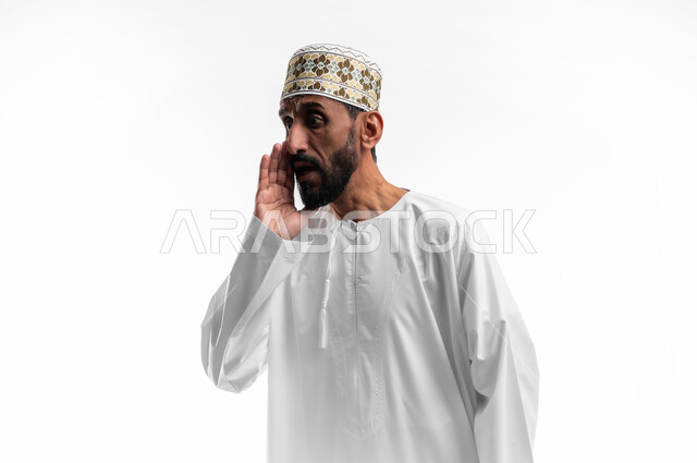 ايماءات خوف وتحذير، بورتريه لرجل عربي عماني شايب يرتدي الدشداشة والكمه يقوم بمناداة شخص ما بالخفية، تعابير وجه تدل على التنبيه من حدوث مصيبة ما، خلفية بيضاء
