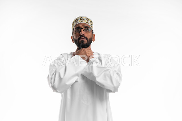 وضع اليدين على الرقبة إشارةً للاختناق، تعابير وايماءات وجه تدل على طلب الإنقاذ، بورتريه لرجل عماني شايب يرتدي الدشداشة والكمه، ارتداء النظارات الطبية، خلفية بيضاء