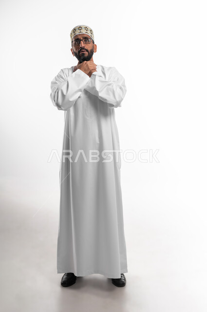 وضع اليدين على الرقبة إشارةً للاختناق، تعابير وايماءات وجه تدل على طلب الإنقاذ، بورتريه لرجل عماني شايب يرتدي الدشداشة والكمه، ارتداء النظارات الطبية، الجسم بالطول الكامل، خلفية بيضاء