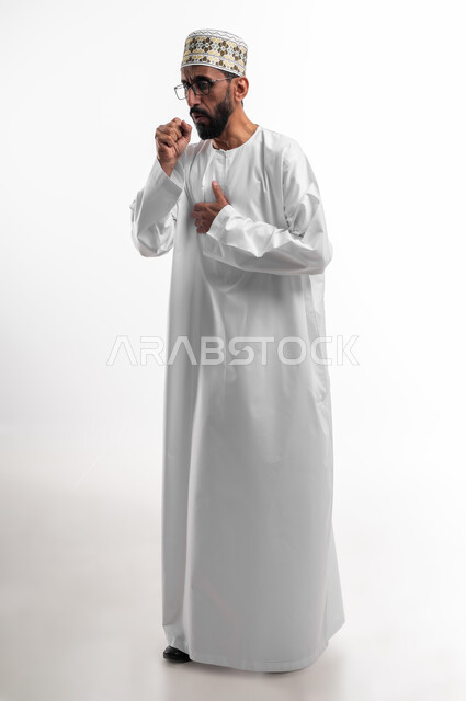 أعراض التعب والوهن والتقدم في العمر، وضع اليد على الفم للسعال، اختناق وانقطاع التنفس، بورتريه لرجل عماني شايب يرتدي الدشداشة والكمه تظهر عليه علامات المرض، تعابير ألم شديد وعدم تحمل، خلفية بيضاء
