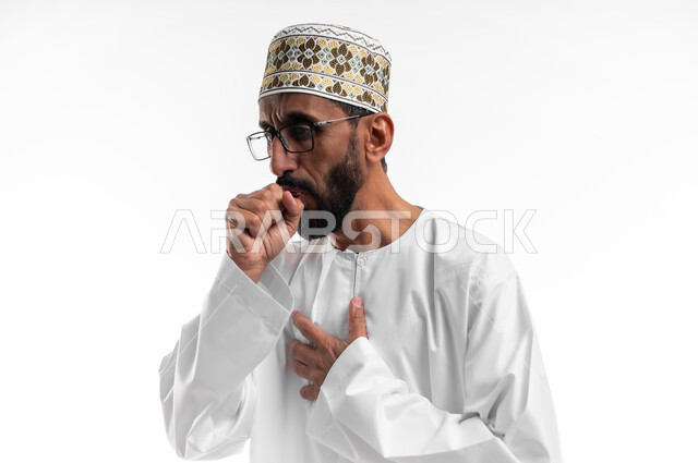أعراض التعب والوهن والتقدم في العمر، وضع اليد على الفم للسعال، اختناق وانقطاع التنفس، بورتريه لرجل عماني شايب يرتدي الدشداشة والكمه تظهر عليه علامات المرض، تعابير ألم شديد وعدم تحمل، خلفية بيضاء