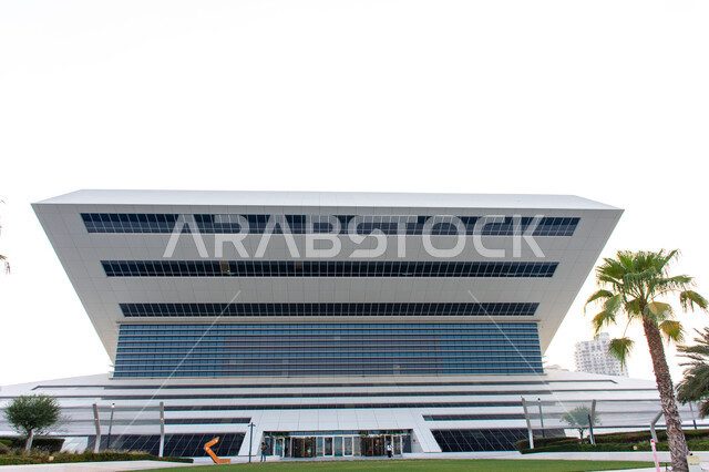 صرح فكري بأحدث أنواع التكنولوجيا الرقمية, التصميم الخارجي للمكتبة بشكل الكتاب المفتوح, معالم الامارات العربية المتحدة الثقافية المشهورة, مكتبة محمد بن راشد بمدينة دبي, الموقع المميز على خور دبي, منارة معرفية بأكثر من مليون كتاب, دور الطباعة والنشر الإماراتية