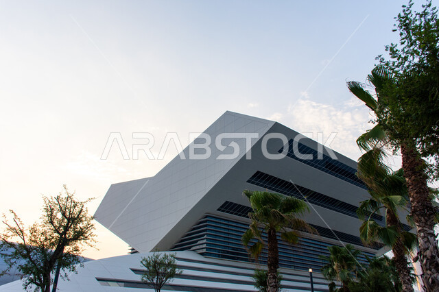 التصميم الخارجي للمكتبة على شكل الكتاب المفتوح, معالم الامارات العربية المتحدة الثقافية المشهورة, مكتبة محمد بن راشد بمدينة دبي, منارة فكرية بأحدث أنواع التكنولوجيا, الموقع المميز على خور دبي, صرح معرفي بأكثر من مليون كتاب, دور الطباعة والنشر الإماراتية