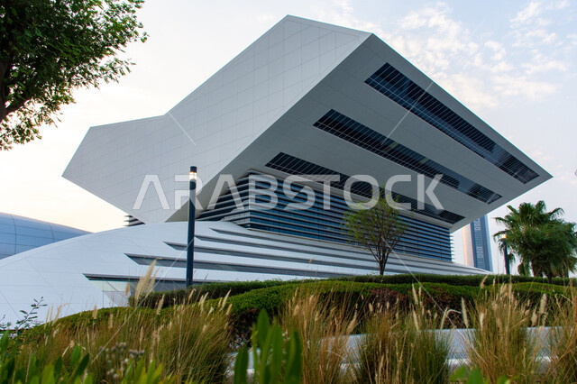 الموقع المميز على خور دبي, صرح معرفي بأكثر من مليون كتاب, منارة فكرية بأحدث أنواع التكنولوجيا, الفن الهندسي في تصميم شكل الكتاب المفتوح للمكتبة, المعالم الثقافية المشهورة في الامارات العربية المتحدة, مكتبة محمد بن راشد بمدينة دبي, دور الطباعة والنشر الإماراتية