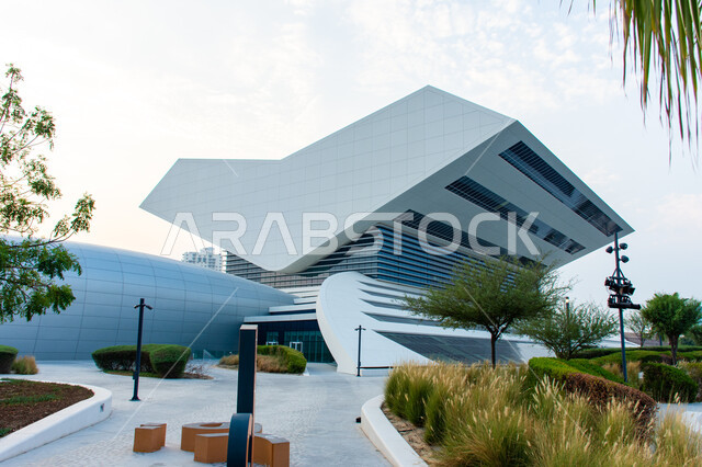 صرح معرفي بأكثر من مليون كتاب, منارة فكرية بأحدث أنواع التكنولوجيا, الفن الهندسي في تصميم شكل الكتاب المفتوح للمكتبة, المعالم الثقافية المشهورة في الامارات العربية المتحدة, مكتبة محمد بن راشد بمدينة دبي, الموقع المميز على خور دبي, دور الطباعة والنشر الإماراتية