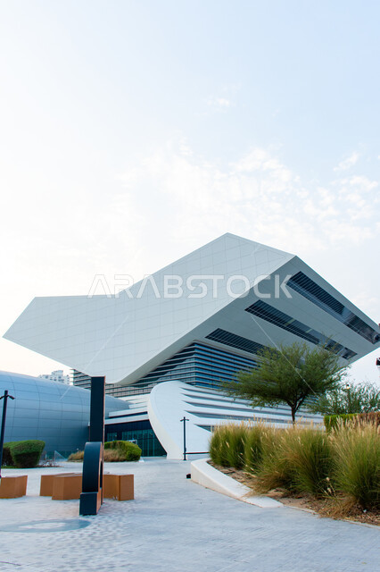 منارة فكرية بأحدث أنواع التكنولوجيا, الفن الهندسي في تصميم شكل الكتاب المفتوح للمكتبة, المعالم الثقافية المشهورة في الامارات العربية المتحدة, مكتبة محمد بن راشد بمدينة دبي, الموقع المميز على خور دبي, صرح معرفي بأكثر من مليون كتاب, دور الطباعة والنشر الإماراتية