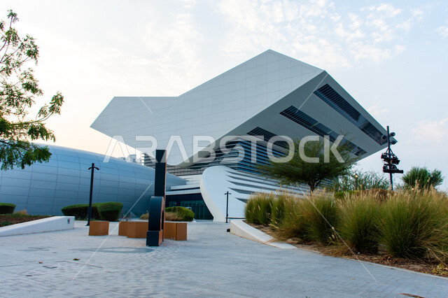 الفن الهندسي في تصميم شكل الكتاب المفتوح للمكتبة, المعالم الثقافية المشهورة في الامارات العربية المتحدة, مكتبة محمد بن راشد بمدينة دبي, منارة فكرية بأحدث أنواع التكنولوجيا, الموقع المميز على خور دبي, صرح معرفي بأكثر من مليون كتاب, دور الطباعة والنشر الإماراتية