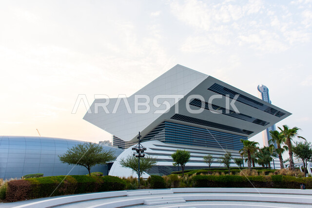 مكتبة محمد بن راشد بمدينة دبي, المعالم الثقافية المشهورة في الامارات العربية المتحدة, الفن الهندسي في تصميم شكل الكتاب المفتوح للمكتبة, منارة فكرية بأحدث أنواع التكنولوجيا, الموقع المميز على خور دبي, صرح معرفي بأكثر من مليون كتاب, دور الطباعة والنشر الإماراتية