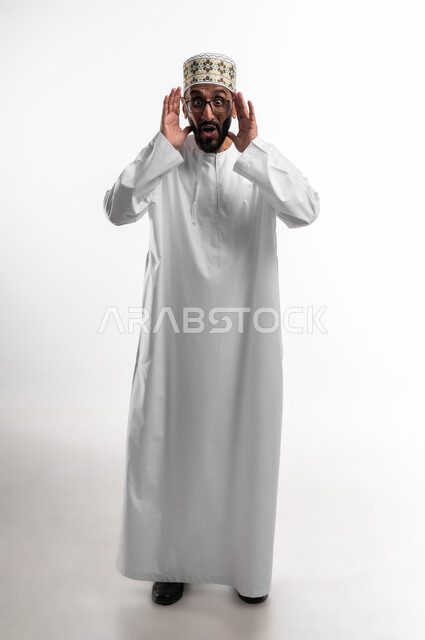 تعابير الدهشة عند رؤية شيء ما، ايماءات فرح وسرور، النظر لشيء من بعيد، بورتريه لرجل عماني شايب يرتدي الدشداشة والكمه تظهر عليه السعادة، وضع اليدين على جانبي الوجه ومحاولة توضيح الرؤى، خلفية بيضاء
