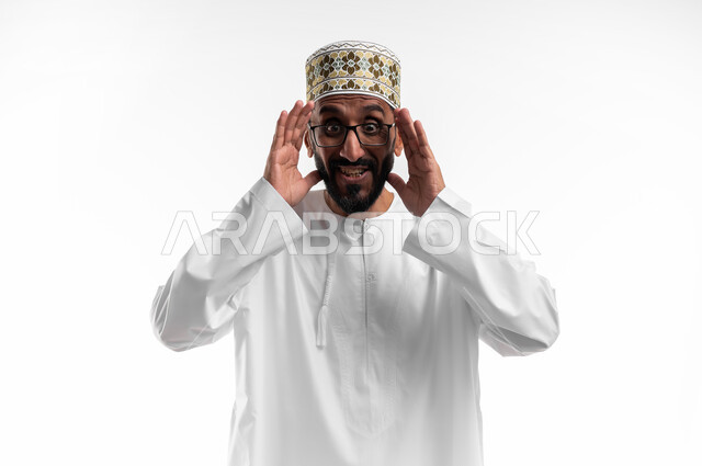 تعابير الدهشة عند رؤية شيء ما، ايماءات فرح وسرور، النظر لشيء من بعيد، بورتريه لرجل عماني شايب يرتدي الدشداشة والكمه تظهر عليه السعادة، وضع اليدين على جانبي الوجه ومحاولة توضيح الرؤى، خلفية بيضاء