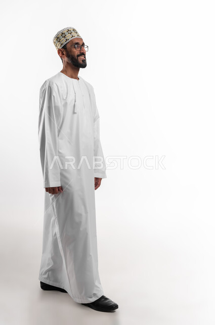 التفكير بأشياء إيجابية أثناء المشي، الشعور بالسعادة والابتهاج، المشي يجعل الانسان سعيد ومسرور، تعابير الخفة والراحة النفسية، بورتريه لرجل عماني شايب يرتدي الدشداشة والكمه تظهر عليه علامات الفرح، خلفية بيضاء