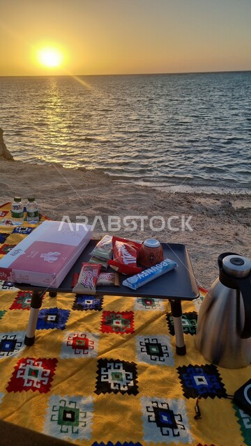 النزهات الصيفية على المناطق الساحلية، الاستمتاع بقضاء وقت ممتع على شاطئ البحر عند غروب الشمس، الاستمتاع بتناول التسالي و الوجبات الخفيفة والمشروبات الساخنة