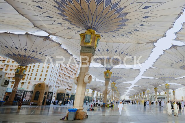  مناطق دينية مقدسة, صورة مقربة للمظلات الالكترونية في ساحة المسجد النبوي الشريف في المدينة المنورة, أماكن اسلامية في المملكة العربية السعودية، العبادة والتقرب الى الله، الحرم النبوي الشريف, التطور والتقدم الهندسي الفني السعودي