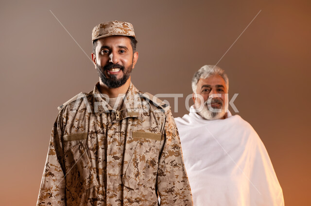 مشاركة اجواء رائعة لرجال الامن مع كبار السن، بورتريه لرجل عربي خليجي سعودي يرتدي الزي العسكري يقف بجوار رجل كبير بالسن يرتدي ثوب الاحرام، تأديه مناسك الحج والعمره بيسر وطمأنينه، الدردشه وتبادل الاحاديث مع الحجاج والمعتمرين، خلفيه برتقاليه