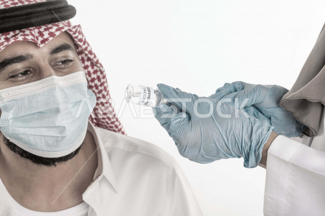 بورتريه لطبيبة عربية سعودية خليجية  تقوم باعطاء جرعة لقاح لمريض سعودي خليجي ، اخذ جرعة اللقاح الآمن ، التطعيم الآمن لكوفيد 19 ، التلقيح الطبي ، جرعة لتفادي الاصابة بالعدوى ، خلفية بيضاء