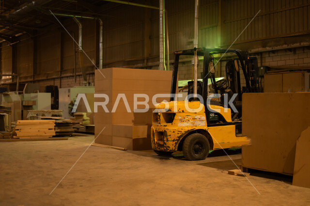 آلة خاصة بنقل الأدوات والمعدات المصنوعة من الخشب, ورشات عمل ونجارة, مصانع ومعامل في السعودية, جودة الانتاج المحلي الوطني, مهن وحرف شعبية تقليدية قديمة في المملكة, صناعة الأثاث المنزلي والمكتبي