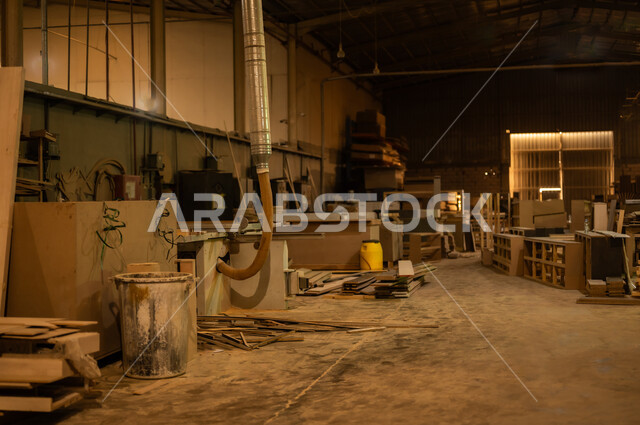 مصانع ومعامل في السعودية، ورشات عمل ونجارة، ماكينات كهربائية ضخمة، مهن وحرف شعبية تقليدية قديمة في المملكة، جودة الانتاج المحلي الوطني، أدوات ومعدات صناعية ثقيلة لقص الخشب، صناعة الأثاث المنزلي والمكتبي