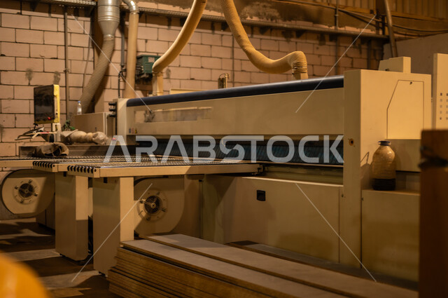 مهن وحرف شعبية تقليدية قديمة في المملكة، جودة الانتاج المحلي الوطني، أدوات ومعدات صناعية ثقيلة لقص الخشب، ماكينات كهربائية ضخمة، صناعة الأثاث المنزلي والمكتبي، ورشات عمل ونجارة، مصانع ومعامل في السعودية