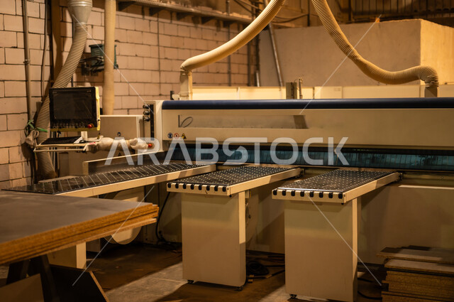 ماكينات كهربائية ضخمة، مهن وحرف شعبية تقليدية قديمة في المملكة، جودة الانتاج المحلي الوطني، أدوات ومعدات صناعية ثقيلة لقص الخشب، صناعة الأثاث المنزلي والمكتبي، ورشات عمل ونجارة، مصانع ومعامل في السعودية