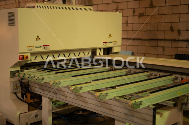 مهن وحرف شعبية تقليدية قديمة في المملكة، جودة الانتاج المحلي الوطني، أدوات ومعدات صناعية ثقيلة لقص الخشب، ماكينات كهربائية ضخمة، صناعة الأثاث المنزلي والمكتبي، ورشات عمل ونجارة، مصانع ومعامل في السعودية