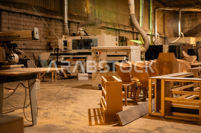 أدوات ومعدات صناعية ثقيلة لقص الخشب, ماكينات كهربائية ضخمة, صناعة الأثاث المنزلي والمكتبي, ورشات عمل ونجارة, مصانع ومعامل في السعودية, جودة الانتاج المحلي الوطني, مهن وحرف شعبية تقليدية قديمة في المملكة