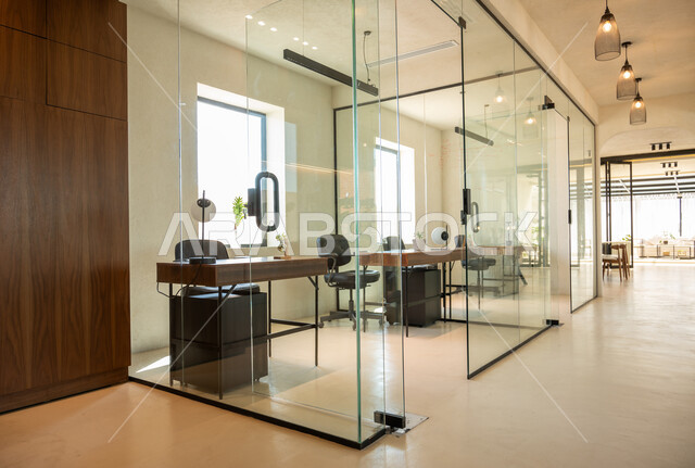 مكتب عمل بواجهة زجاجية كبيرة, تصميم عصري حديث لمكاتب شركات المملكة العربية السعودية, غرفة مكتبية بتصاميم داخلية وديكورات راقية مع أثاث فاخر ومريح