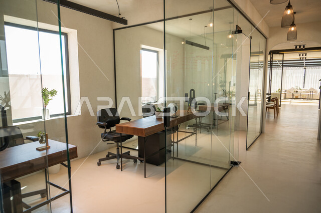 غرفة مكتبية بتصاميم داخلية وديكورات راقية مع أثاث فاخر ومريح, مكتب عمل بواجهة زجاجية كبيرة, تصميم عصري حديث لمكاتب شركات المملكة العربية السعودية