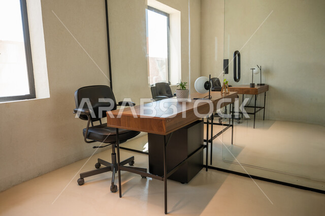 غرفة مكتب بتصاميم داخلية وديكورات راقية مع أثاث بسيط ومريح, تجهيزات مكتبية عصرية في شركات المملكة العربية السعودية, تصميم عصري حديث لمكاتب العمل