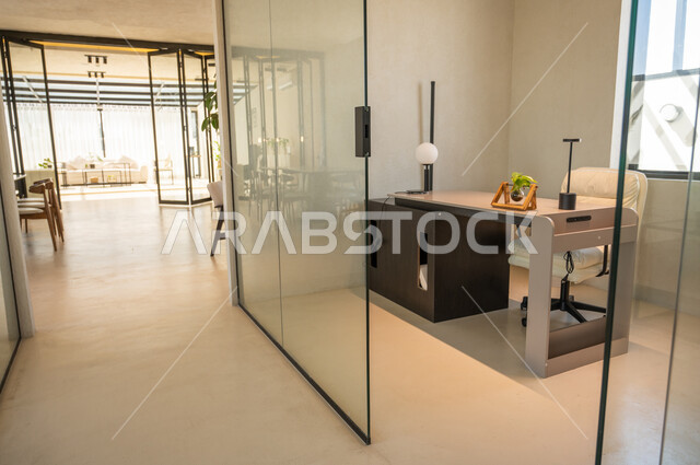 تصميم عصري حديث لمكاتب شركات المملكة العربية السعودية، غرفة مكتبية بتصاميم داخلية وديكورات راقية مع أثاث فاخر ومريح, مكتب عمل بواجهة زجاجية كبيرة