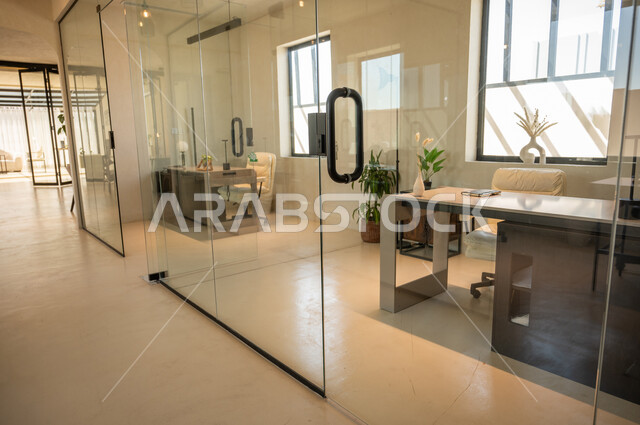 تصاميم داخلية وديكورات راقية على الطراز الحديث, تجهيزات مكتبية حديثة بأثاث أنيق ومريح, تصاميم عصرية لمكاتب شركات المملكة العربية السعودية، واجهات زجاجية ضخمة في مكتب العمل