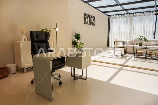 تصاميم عصرية لمكاتب شركات المملكة العربية السعودية, تصاميم داخلية وديكورات راقية على الطراز الحديث, تجهيزات مكتبية حديثة بأثاث أنيق ومريح، واجهات زجاجية ضخمة في مكتب العمل