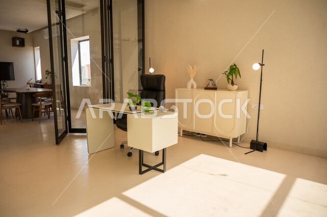 التصميم العصري الحديث للمكاتب في شركات المملكة العربية السعودية، غرف مكتبية بأثاث أنيق ومريح، ديكور مكتب فخم على الطراز الحديث