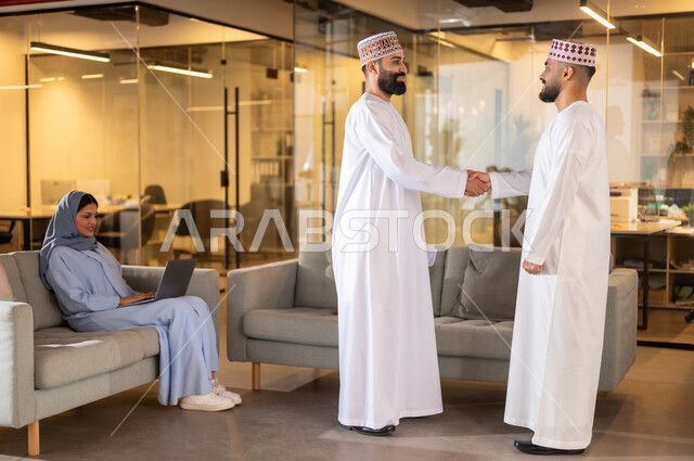 إلقاء التحية والسلام على الزملاء، استخدام الأجهزة التقنية الحديثة في إنجاز المهام، مفهوم تدريب وتطوير الموظفين, بيئة مريحة في الشركات العمانية، تبادل الأحاديث ووجهات النظر، مهن ووظائف إدارية في سلطنة عمان، فريق عمل عربي خليجي عماني داخل مقر الشركة
