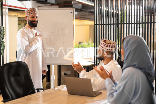 شرح الخطط والاستراتيجيات باستعمال لوح أبيض، استخدام الأجهزة التقنية الحديثة في إنجاز المهام، مفهوم تدريب وتطوير الموظفين, بيئة مريحة في الشركات العمانية، تبادل الأحاديث ووجهات النظر، مهن ووظائف إدارية في سلطنة عمان، فريق عمل عربي خليجي عماني داخل مكتب