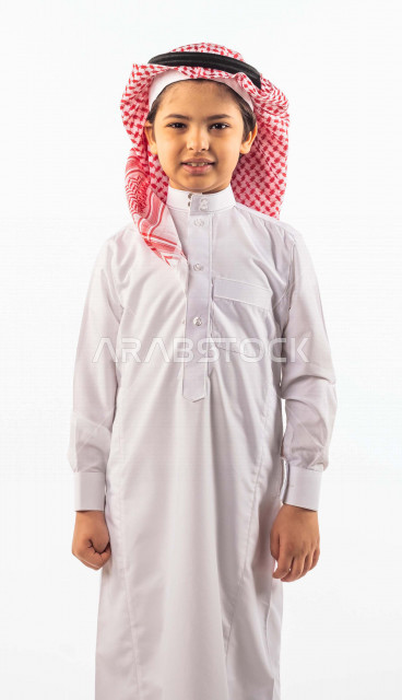 خلفية بيضاء لصبي صغير سعودي خليجي مبتسم وجميل ، ينظر الى الكاميرا بإيماءات وجه ويدين مختلفة , بورتريه لطفل سعودي خليجي سعيد يرتدي الزي السعودي التقليدي مع شماغ وعقال , الاحتفال بعيد الفطر السعيد ،عيد الفطر المبارك