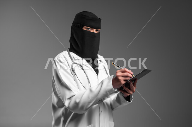 تسجيل وتدوين الملاحظات حول حالة المريض، كتابة التقارير الطبية، عمل النساء في مجال الرعاية الصحية,  بورتريه لطبيبة عربية خليجية سعودية مسلمة منقبة ترتدي المعطف الطبي وتضع سماعة الفحص حول عنقها تمسك بيدها ملف المرضى، خلفية رمادية