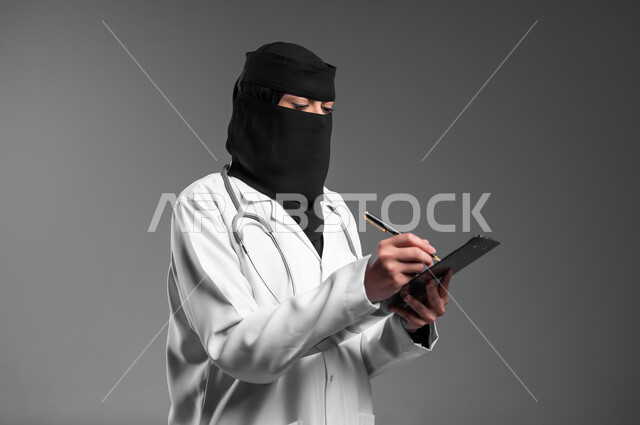 تدوين وتسجيل الملاحظات حول حالة المريض، كتابة التقارير الطبية، عمل النساء في مجال الرعاية الصحية,  بورتريه لطبيبة عربية خليجية سعودية مسلمة منقبة ترتدي المعطف الطبي وتضع سماعة الفحص حول عنقها تمسك بيدها ملف المرضى، خلفية رمادية