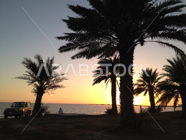 شاطئ مارينا البحر الأحمر في مدينة ينبع في المملكة العربية السعودية , إطلالة جميلة وخلابة في السعودية , جمال المناظر الطبيعة والساحلية بالسعودية وقت غروب الشمس , أماكن سياحية بحرية وشاطئية في السعودية , كورنيش ينبع السياحي بالسعودية