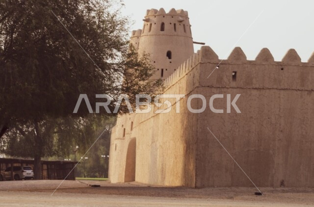 الفن الهندسي المعماري على الطراز القديم , قلعة الجاهلي في مدينة العين بأبو ظبي , المعالم السياحية المشهورة , الحصون والقلاع الحربية المشيدة , مناطق جذب واستقطاب السائحين في الإمارات العربية المتحدة