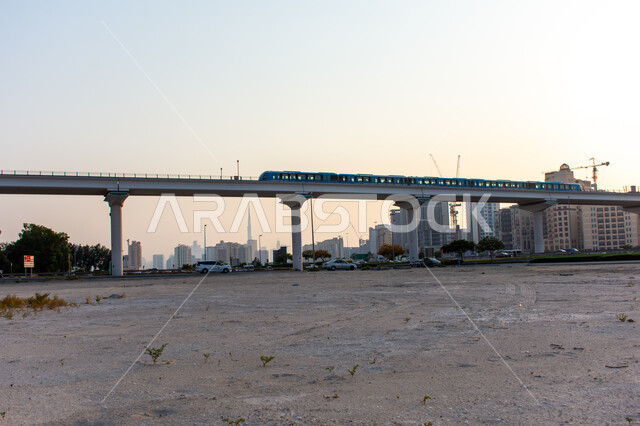 المواصلات العامة في الامارات، شبكة سكة حديد للنقل السريع في مدينة دبي، مترو دبي يعبر فوق جسر في الإمارات العربية المتحدة، محطات مترو دبي، الأماكن والمعالم السياحية المشهورة، خلفية برج خليفة