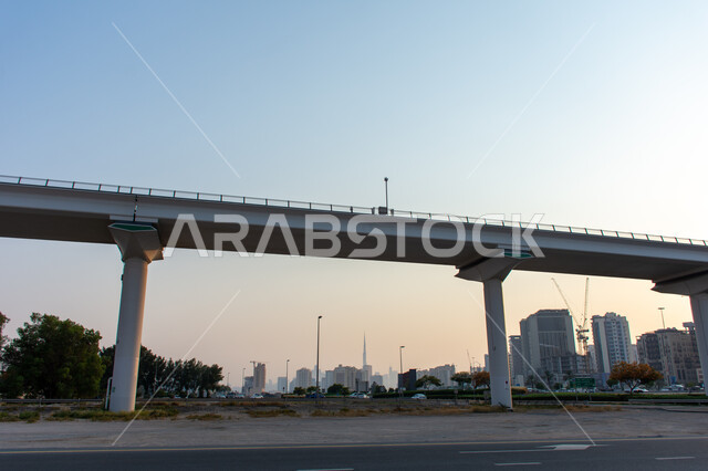 جسر مترو دبي في الإمارات العربية المتحدة، شبكة سكة حديد للنقل السريع في مدينة دبي، الطرق والشوارع والسيارات، المعالم السياحية في الإمارات، محطات مترو دبي