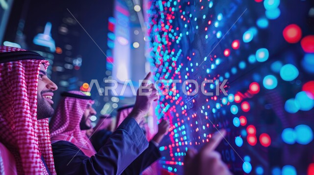 التطور التكنولوجي و التقني في المملكة العربية السعودية , رجال أعمال عربيين خليجيين سعوديين مبتسمين يرتدون الثوب التقليدي و الشماغ يقومون بالنقر على شاشة مضيئة هولوجرامية ثلاثية الأبعاد