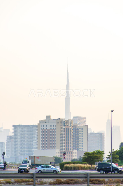 المنشآت التجارية والسكنية المتميزة، التطور والتقدم المعماري، الفنون والتصاميم المعمارية للأبراج وناطحات السحاب في الامارات العربية المتحدة، مبنى برج خليفة الشهير في امارة دبي، حركة مرور السيارات على الشوارع والطرقات العامة